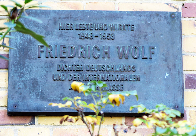 Tafel für Friedrich Wolf am Wohnhaus in Lehnitz
