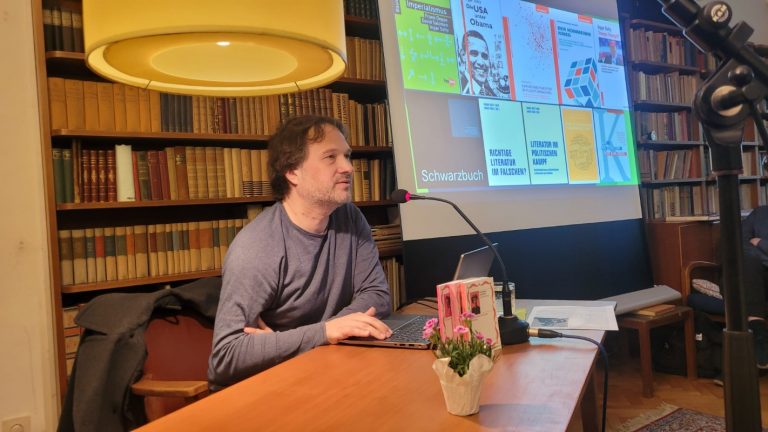 Ingar Solty in der Bibliothek im Friedrich-Wolf-Literaturhaus bei seinem Vortrag