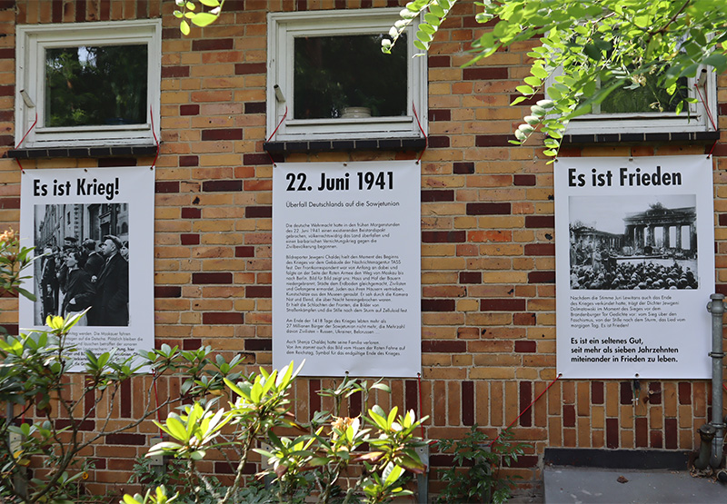 Banner an Häuserwand: Zum Jahrestag des Überfalls Deutschlands auf die Sowjetunion
