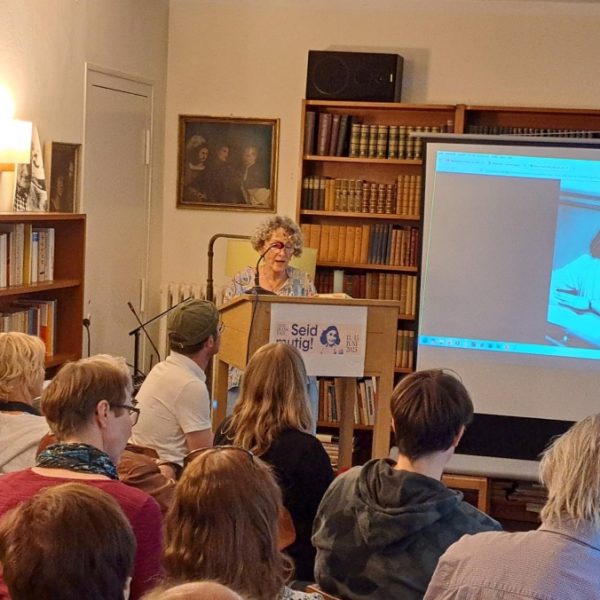 Gerrit Große und das Publikum beim Anne-Frank-Gedenktag 2026 im Friedrich-Wolf-Literaturhaus