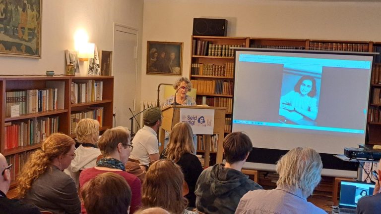 Gerrit Gro&szlig;e und das Publikum beim Anne-Frank-Gedenktag 2026 im Friedrich-Wolf-Literaturhaus