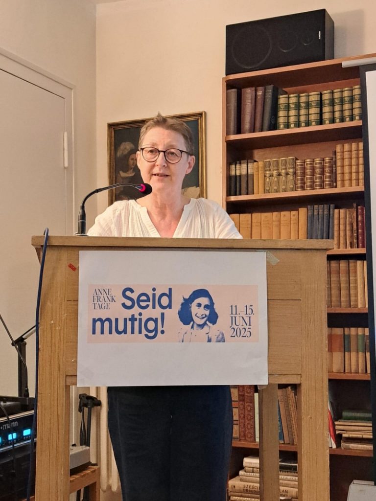 Jana Weinert beim Anne-Frank-Gedenktag 2026 im Friedrich-Wolf-Literaturhaus
