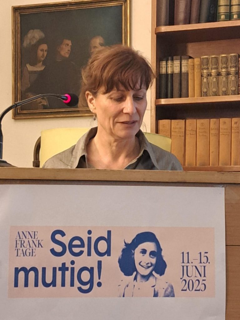 Tanja Manthey-Gutenberger beim Anne-Frank-Gedenktag 2026 im Friedrich-Wolf-Literaturhaus