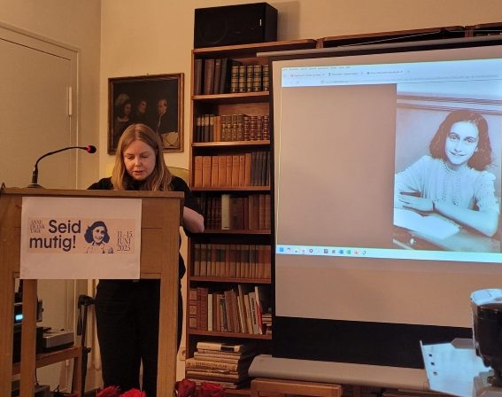 Stephanie Bothe beim Anne-Frank-Gedenktag 2026 im Friedrich-Wolf-Literaturhaus