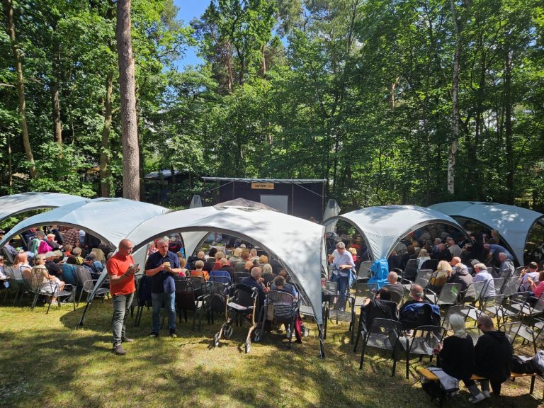 &Uuml;berblick &uuml;ber den Kultur-Garten mit Zelten, Publikum und Wolf-B&uuml;hne im Hintergrund.