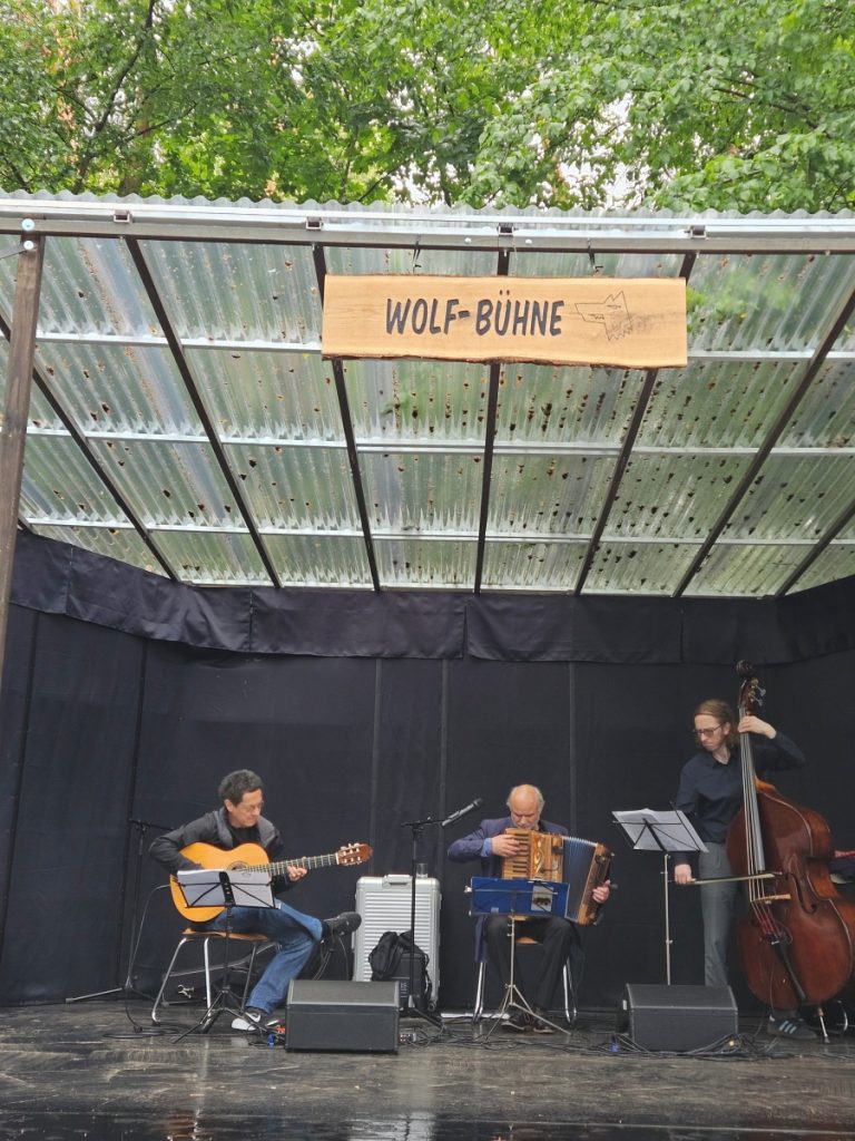 Tobias Morgenstern mit Rodolfo Paccapelo (r.) und Eudinho Soares