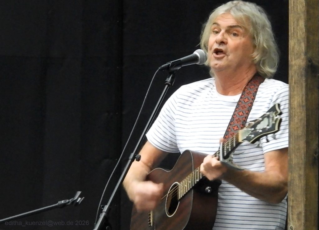 Wenzel an der Gitarre