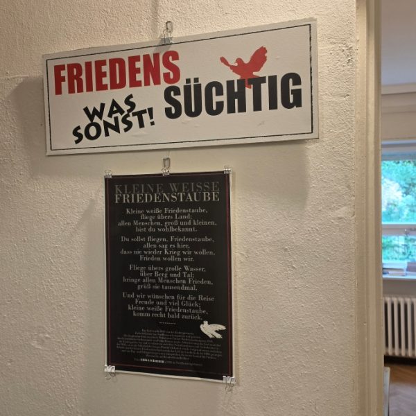 Am Eingang zur Ausstellung friedens-süchtig