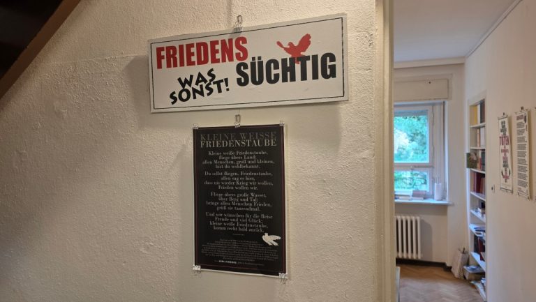 Am Eingang zur Ausstellung friedens-s&uuml;chtig