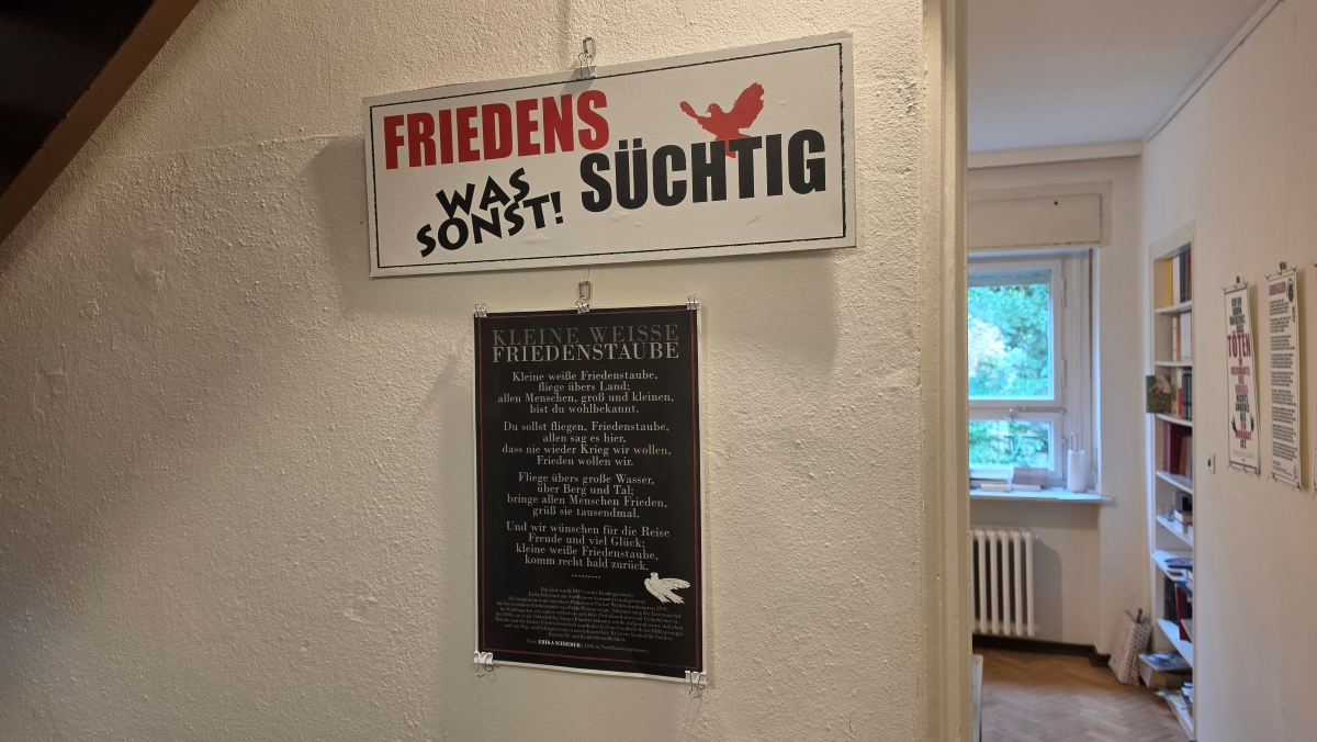 Am Eingang zur Ausstellung friedens-süchtig